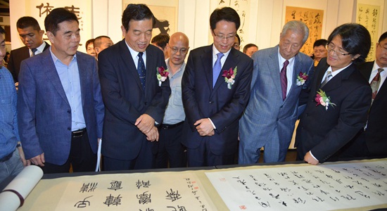 張曉明出席“中華翰墨香江情——香港內地名家書(shū)法邀請展”開(kāi)幕式