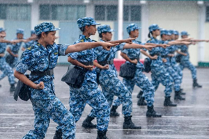 “香港大學(xué)生軍事生活體驗(yàn)營”結(jié)業(yè)