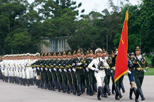 第15屆香港青少年軍事夏令營開營 儀仗隊(duì)進(jìn)行表演